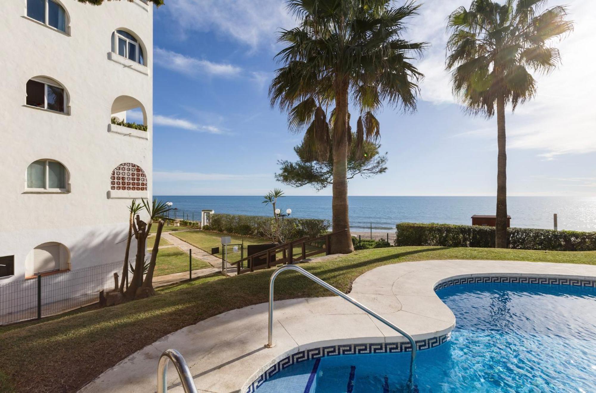 Апартаменты Oceanfront Михас Экстерьер фото